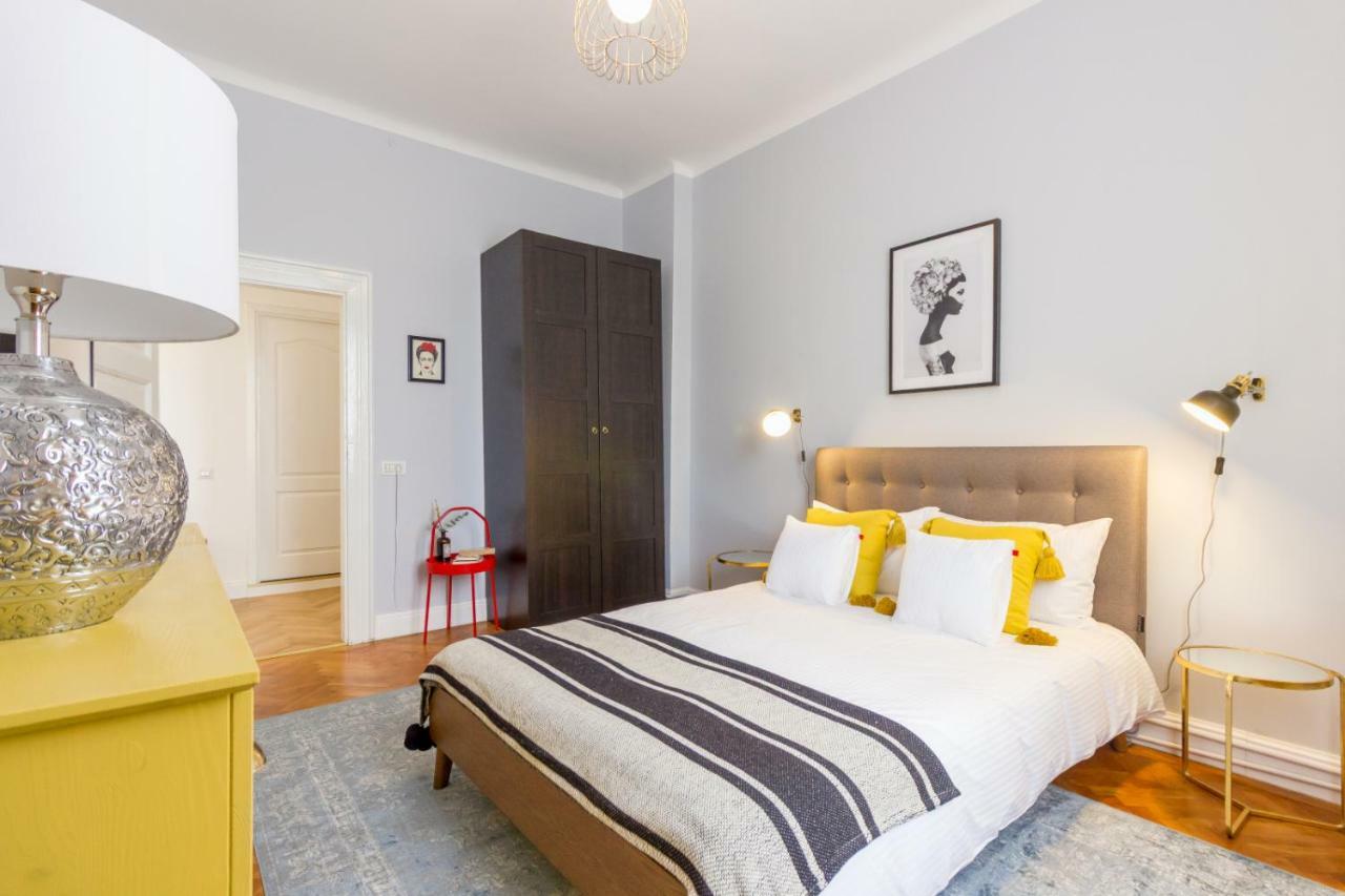 City Chic 3 Bedroom Apartment Клуж-Напока Экстерьер фото